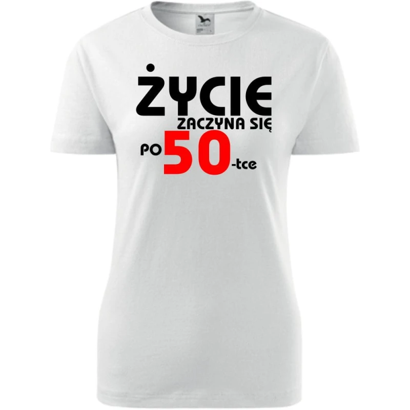 Biała Damska koszulka - życie zaczyna się po 50, urodziny prezent. Dostępne wszystkie rozmiary XS, S, M, L, XL, XXL. Zapraszamy do zakupu.
