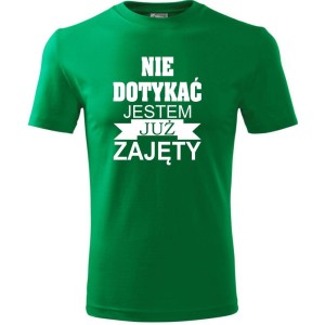 Zielona Męska koszulka - Nie dotykać jestem już zajęty. Prezent dla niego na urodziny, dzień chłopaka, święta i inne okazje. Dostępne wszystkie rozmiary S, M, L, XL, XXL, XXXL, XXXXL. Zapraszamy do zakupu.