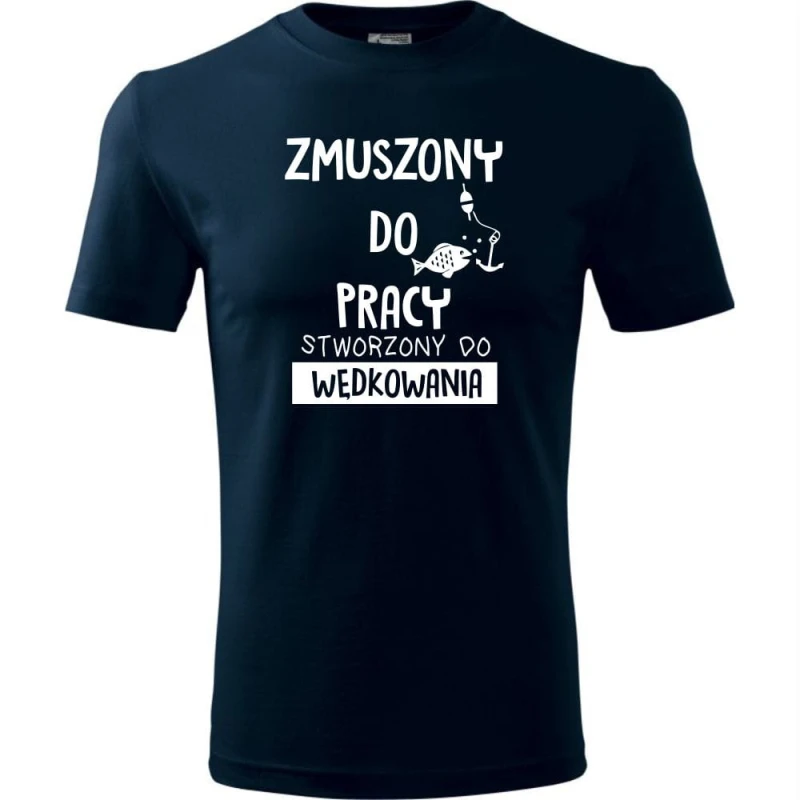 Ciemno-granatowa Męska koszulka dla Wędkarza - Zmuszony do pracy, stworzony do wędkowania - t-shirt. Dostępne wszystkie rozmiary S, M, L, XL, XXL, XXXL, XXXXL. Zapraszamy do zakupu.
