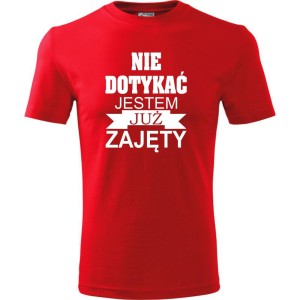 Czerwona Męska koszulka - Nie dotykać jestem już zajęty. Prezent dla niego na urodziny, dzień chłopaka, święta i inne okazje. Dostępne wszystkie rozmiary S, M, L, XL, XXL, XXXL, XXXXL. Zapraszamy do zakupu.
