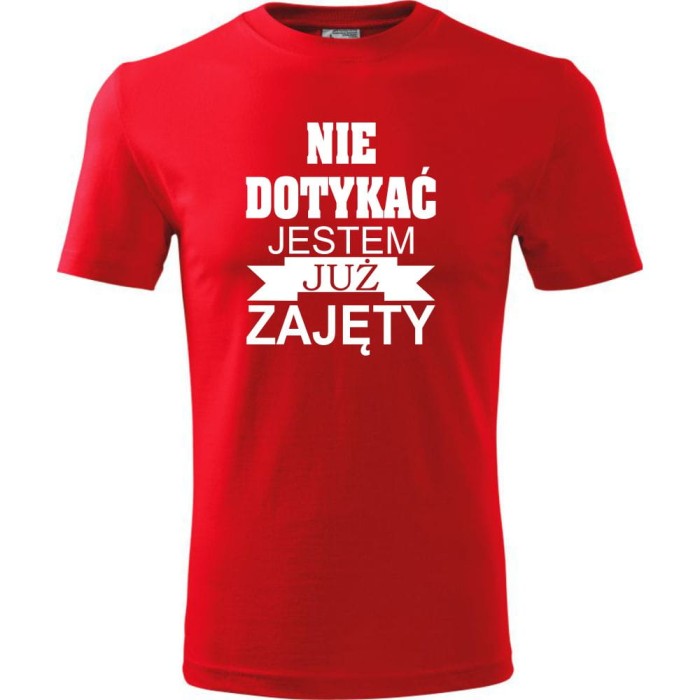 Czerwona Męska koszulka - Nie dotykać jestem już zajęty. Prezent dla niego na urodziny, dzień chłopaka, święta i inne okazje. Dostępne wszystkie rozmiary S, M, L, XL, XXL, XXXL, XXXXL. Zapraszamy do zakupu.