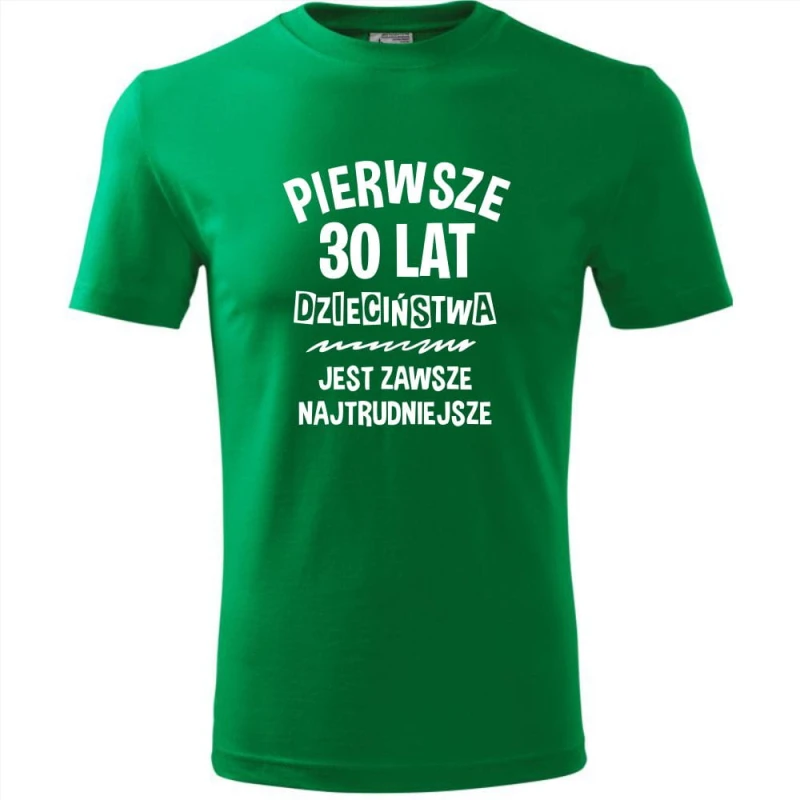 zielona męska koszulka - pierwsze 30 lat dzieciństwa jest zawsze najtrudniejsze - t-shirt urodziny prezent. Dostępne wszystkie rozmiary S, M, L, XL, XXL, XXXL, XXXXL. Zapraszamy do zakupu.