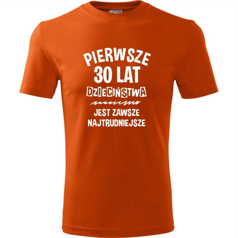 pomarańczowa męska koszulka - pierwsze 30 lat dzieciństwa jest zawsze najtrudniejsze - t-shirt urodziny prezent. Dostępne wszystkie rozmiary S, M, L, XL, XXL, XXXL, XXXXL. Zapraszamy do zakupu.