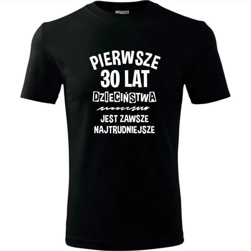 czarna męska koszulka - pierwsze 30 lat dzieciństwa jest zawsze najtrudniejsze - t-shirt urodziny prezent. Dostępne wszystkie rozmiary S, M, L, XL, XXL, XXXL, XXXXL. Zapraszamy do zakupu.