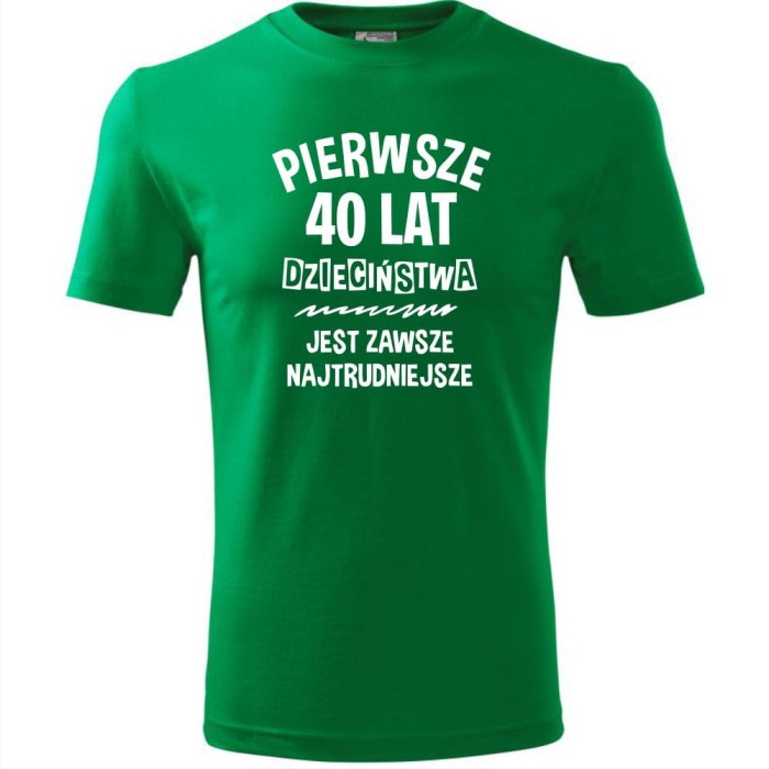 Zielona pierwsze 40 lat dzieciństwa jest zawsze najtrudniejsze - męska koszulka na urodziny prezent. Dostępne wszystkie rozmiary S, M, L, XL, XXL, XXXL, XXXXL. Zapraszamy do zakupu.