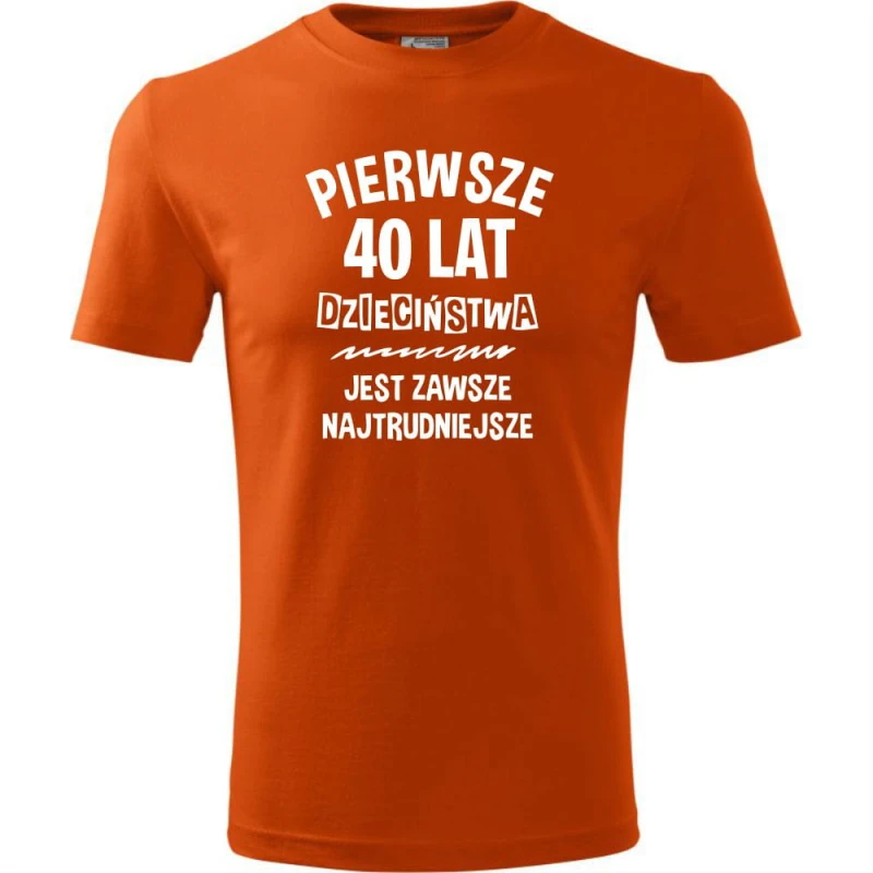 pomarańczowa pierwsze 40 lat dzieciństwa jest zawsze najtrudniejsze - męska koszulka na urodziny prezent. Dostępne wszystkie rozmiary S, M, L, XL, XXL, XXXL, XXXXL. Zapraszamy do zakupu.