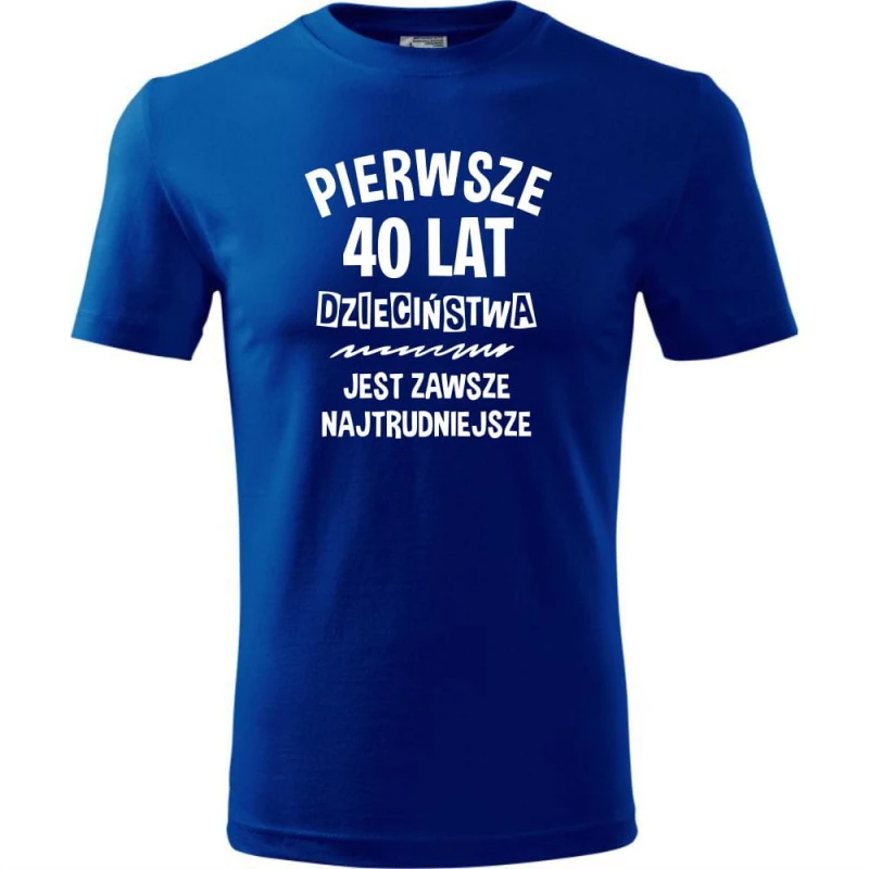 niebieska pierwsze 40 lat dzieciństwa jest zawsze najtrudniejsze - męska koszulka na urodziny prezent. Dostępne wszystkie rozmiary S, M, L, XL, XXL, XXXL, XXXXL. Zapraszamy do zakupu.