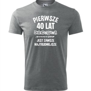szara pierwsze 40 lat dzieciństwa jest zawsze najtrudniejsze - męska koszulka na urodziny prezent. Dostępne wszystkie rozmiary S, M, L, XL, XXL, XXXL, XXXXL. Zapraszamy do zakupu.