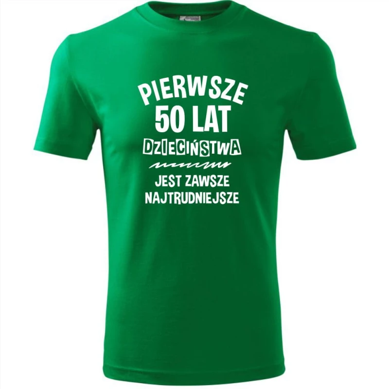 zielona męska koszulka - pierwsze 50 lat dzieciństwa jest zawsze najtrudniejsze . Dostępne wszystkie rozmiary S, M, L, XL, XXL, XXXL, XXXXL. Zapraszamy do zakupu.