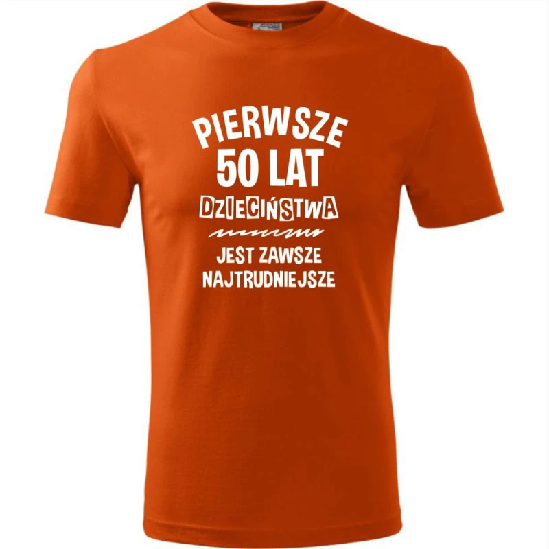 pomarańczowa męska koszulka - pierwsze 50 lat dzieciństwa jest zawsze najtrudniejsze . Dostępne wszystkie rozmiary S, M, L, XL, XXL, XXXL, XXXXL. Zapraszamy do zakupu.
