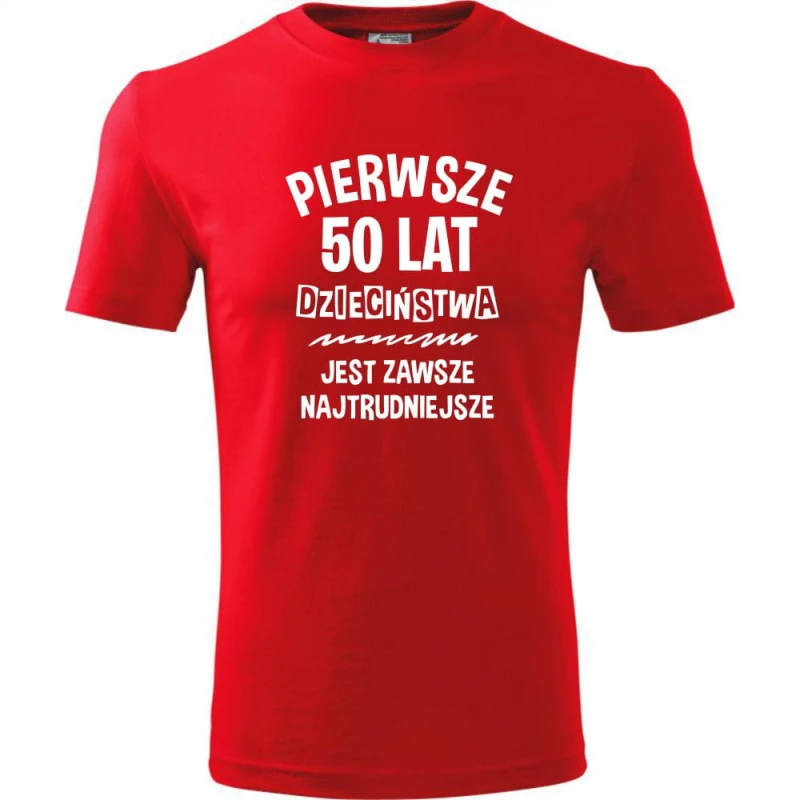czerwona męska koszulka - pierwsze 50 lat dzieciństwa jest zawsze najtrudniejsze . Dostępne wszystkie rozmiary S, M, L, XL, XXL, XXXL, XXXXL. Zapraszamy do zakupu.