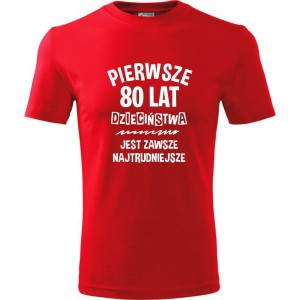 czerwona męska koszulka - pierwsze 80 lat dzieciństwa jest zawsze najtrudniejsze.