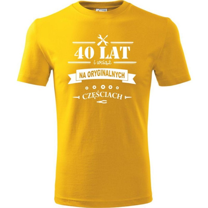 żółta męska koszulka - 40 lat i wciąż na oryginalnych częściach prezent na urodziny. Dostępne wszystkie rozmiary S, M, L, XL, XXL, XXXL, XXXXL. Zapraszamy do zakupu.