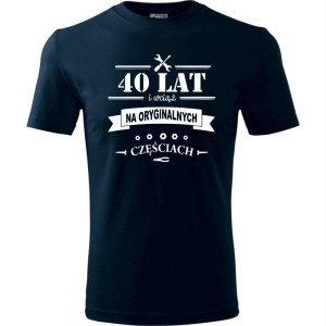 granatowa męska koszulka - 40 lat i wciąż na oryginalnych częściach prezent na urodziny. Dostępne wszystkie rozmiary S, M, L, XL, XXL, XXXL, XXXXL. Zapraszamy do zakupu.