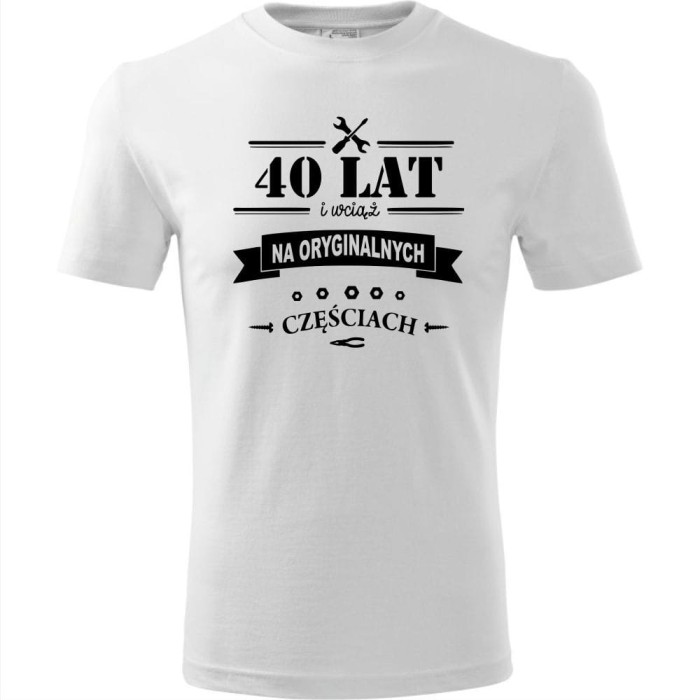 Biała męska koszulka - 40 lat i wciąż na oryginalnych częściach prezent na urodziny. Dostępne wszystkie rozmiary S, M, L, XL, XXL, XXXL, XXXXL. Zapraszamy do zakupu.