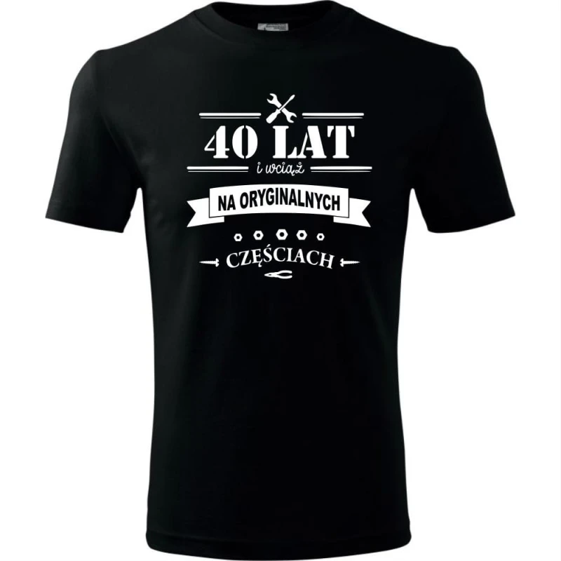 czarna męska koszulka - 40 lat i wciąż na oryginalnych częściach prezent na urodziny. Dostępne wszystkie rozmiary S, M, L, XL, XXL, XXXL, XXXXL. Zapraszamy do zakupu.
