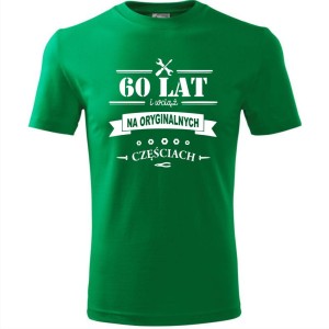 zielona męska koszulka - 60 lat i wciąż na oryginalnych częściach prezent na urodziny. Dostępne wszystkie rozmiary S, M, L, XL, XXL, XXXL, XXXXL. Zapraszamy do zakupu.