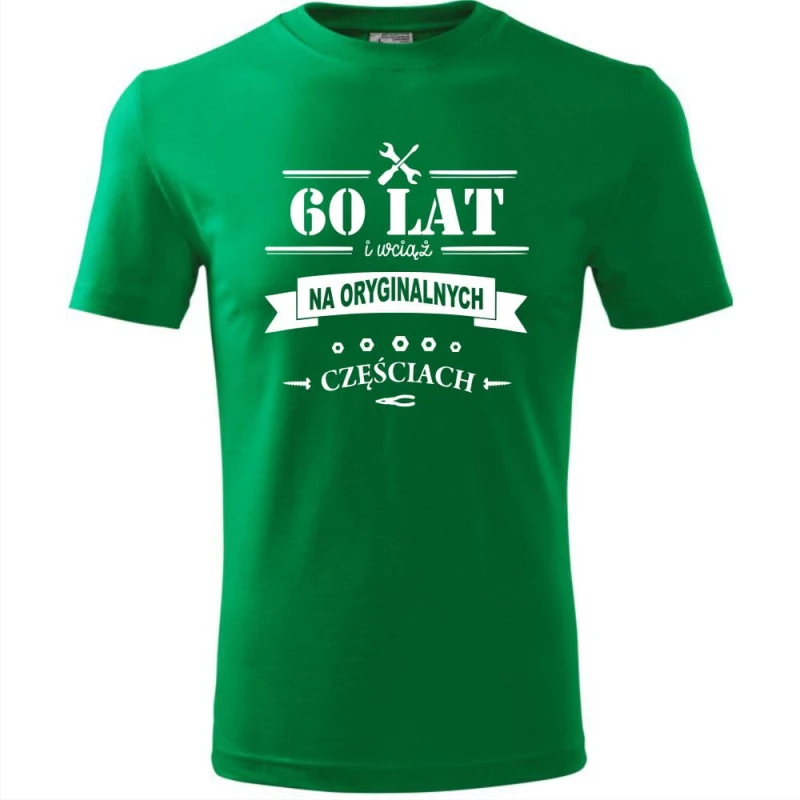 zielona męska koszulka - 60 lat i wciąż na oryginalnych częściach prezent na urodziny. Dostępne wszystkie rozmiary S, M, L, XL, XXL, XXXL, XXXXL. Zapraszamy do zakupu.