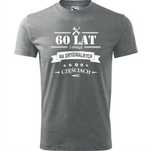 szara męska koszulka - 60 lat i wciąż na oryginalnych częściach prezent na urodziny. Dostępne wszystkie rozmiary S, M, L, XL, XXL, XXXL, XXXXL. Zapraszamy do zakupu.