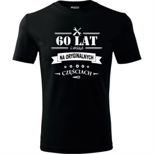 czarna męska koszulka - 60 lat i wciąż na oryginalnych częściach prezent na urodziny. Dostępne wszystkie rozmiary S, M, L, XL, XXL, XXXL, XXXXL. Zapraszamy do zakupu.