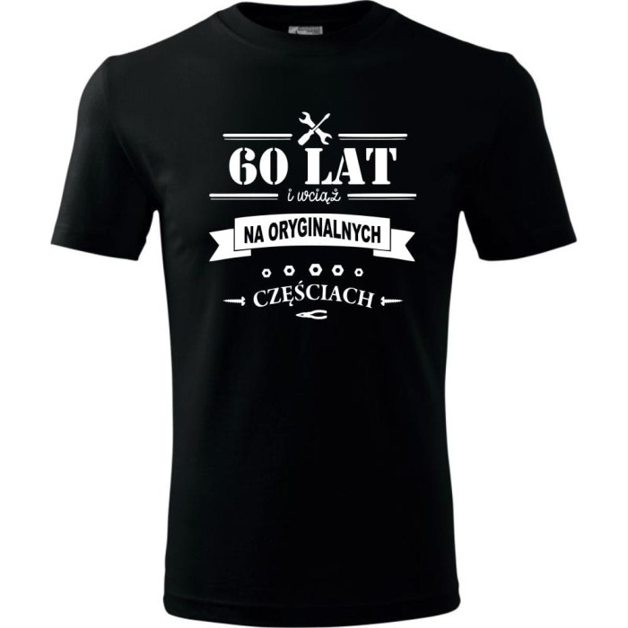 czarna męska koszulka - 60 lat i wciąż na oryginalnych częściach prezent na urodziny. Dostępne wszystkie rozmiary S, M, L, XL, XXL, XXXL, XXXXL. Zapraszamy do zakupu.