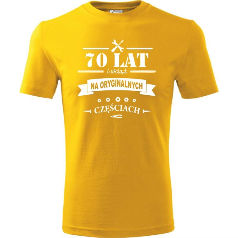 żółta męska koszulka - 70 lat i wciąż na oryginalnych częściach. Dostępne wszystkie rozmiary S, M, L, XL, XXL, XXXL, XXXXL. Zapraszamy do zakupu.