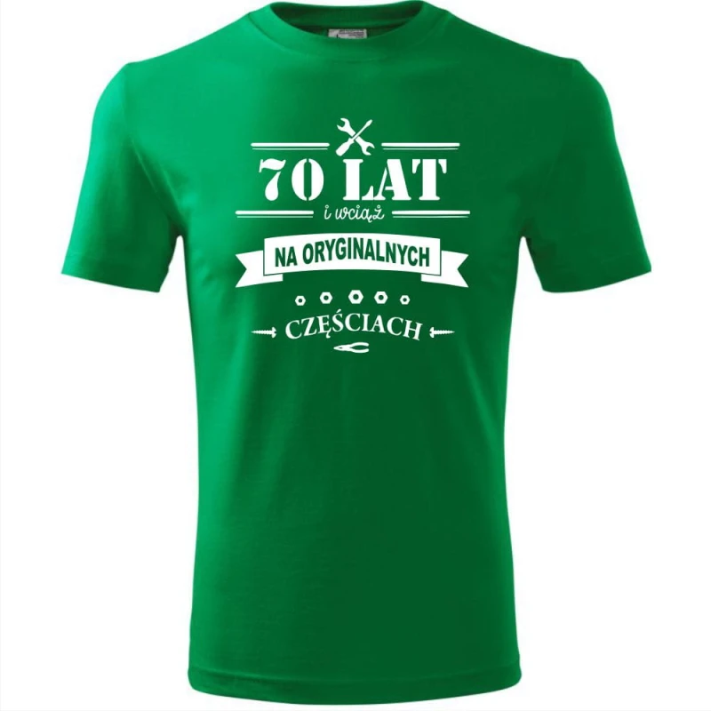zielona męska koszulka - 70 lat i wciąż na oryginalnych częściach. Dostępne wszystkie rozmiary S, M, L, XL, XXL, XXXL, XXXXL. Zapraszamy do zakupu.