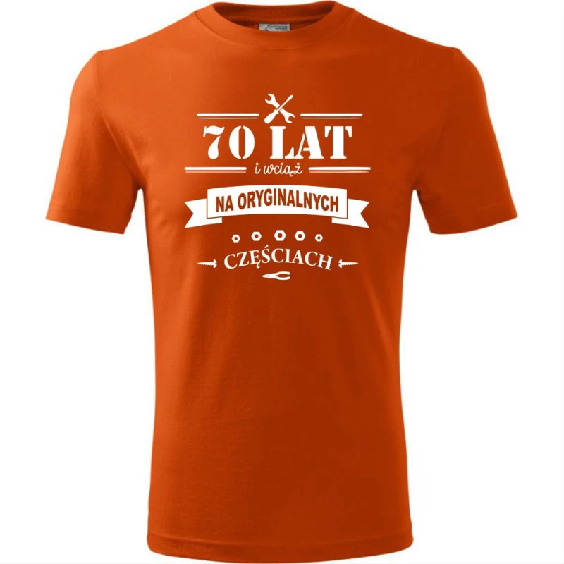pomarańczowa męska koszulka - 70 lat i wciąż na oryginalnych częściach. Dostępne wszystkie rozmiary S, M, L, XL, XXL, XXXL, XXXXL. Zapraszamy do zakupu.