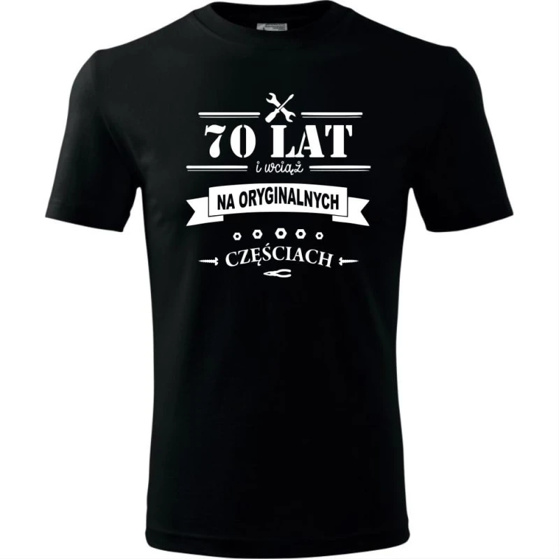 czarna męska koszulka - 70 lat i wciąż na oryginalnych częściach. Dostępne wszystkie rozmiary S, M, L, XL, XXL, XXXL, XXXXL. Zapraszamy do zakupu.
