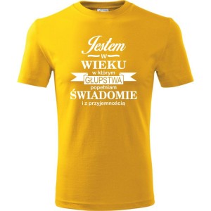 żółta męska koszulka - jestem w wieku, w którym głupstwa popełniam świadomie i z przyjemnością. Dostępne wszystkie rozmiary S, M, L, XL, XXL, XXXL, XXXXL. Zapraszamy do zakupu.