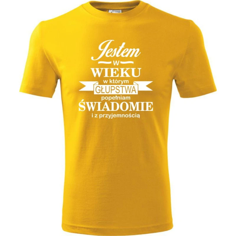 żółta męska koszulka - jestem w wieku, w którym głupstwa popełniam świadomie i z przyjemnością. Dostępne wszystkie rozmiary S, M, L, XL, XXL, XXXL, XXXXL. Zapraszamy do zakupu.