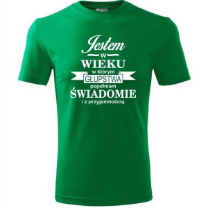 zielona męska koszulka - jestem w wieku, w którym głupstwa popełniam świadomie i z przyjemnością. Dostępne wszystkie rozmiary S, M, L, XL, XXL, XXXL, XXXXL. Zapraszamy do zakupu.