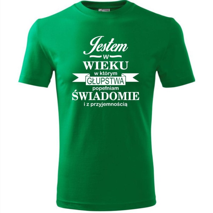 zielona męska koszulka - jestem w wieku, w którym głupstwa popełniam świadomie i z przyjemnością. Dostępne wszystkie rozmiary S, M, L, XL, XXL, XXXL, XXXXL. Zapraszamy do zakupu.