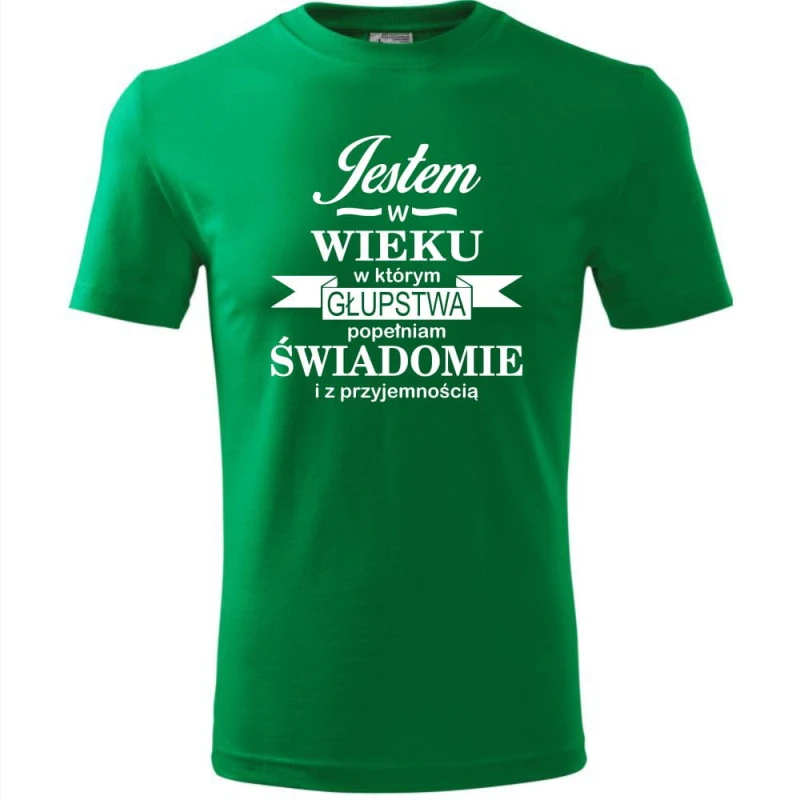 zielona męska koszulka - jestem w wieku, w którym głupstwa popełniam świadomie i z przyjemnością. Dostępne wszystkie rozmiary S, M, L, XL, XXL, XXXL, XXXXL. Zapraszamy do zakupu.