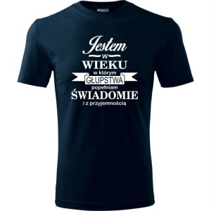 granatowa męska koszulka - jestem w wieku, w którym głupstwa popełniam świadomie i z przyjemnością. Dostępne wszystkie rozmiary S, M, L, XL, XXL, XXXL, XXXXL. Zapraszamy do zakupu.