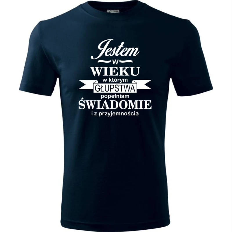 granatowa męska koszulka - jestem w wieku, w którym głupstwa popełniam świadomie i z przyjemnością. Dostępne wszystkie rozmiary S, M, L, XL, XXL, XXXL, XXXXL. Zapraszamy do zakupu.