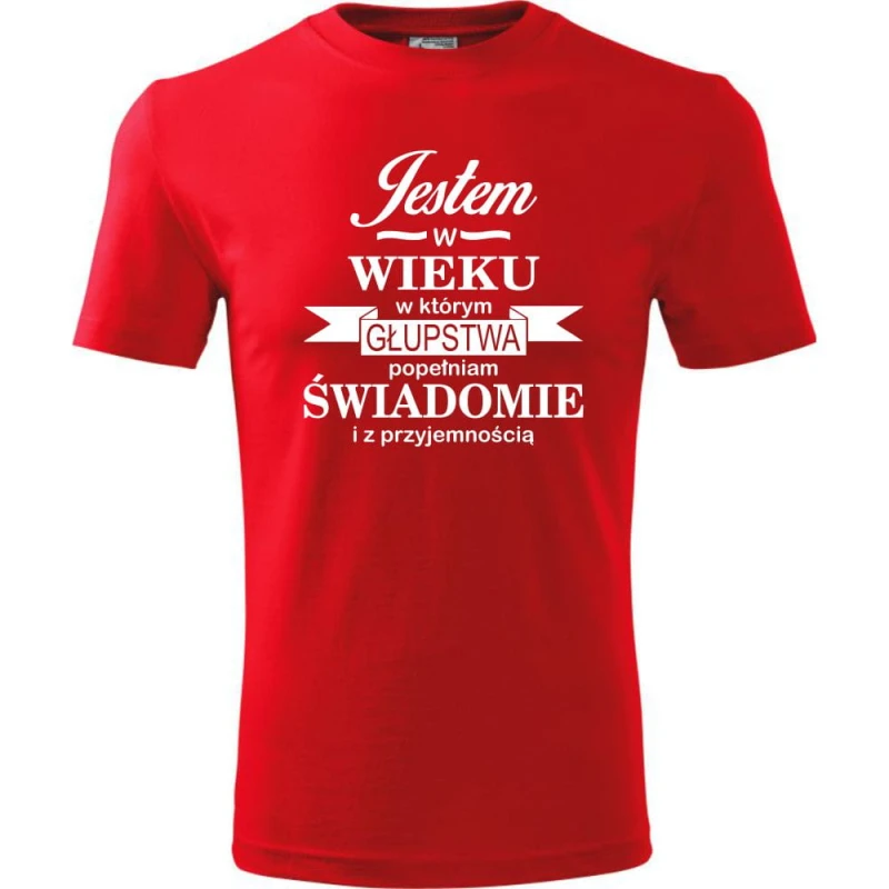 czerwona męska koszulka - jestem w wieku, w którym głupstwa popełniam świadomie i z przyjemnością. Dostępne wszystkie rozmiary S, M, L, XL, XXL, XXXL, XXXXL. Zapraszamy do zakupu.