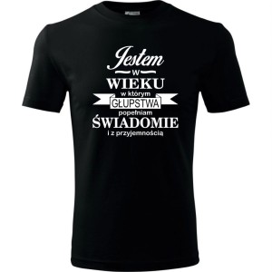 czarna męska koszulka - jestem w wieku, w którym głupstwa popełniam świadomie i z przyjemnością. Dostępne wszystkie rozmiary S, M, L, XL, XXL, XXXL, XXXXL. Zapraszamy do zakupu.