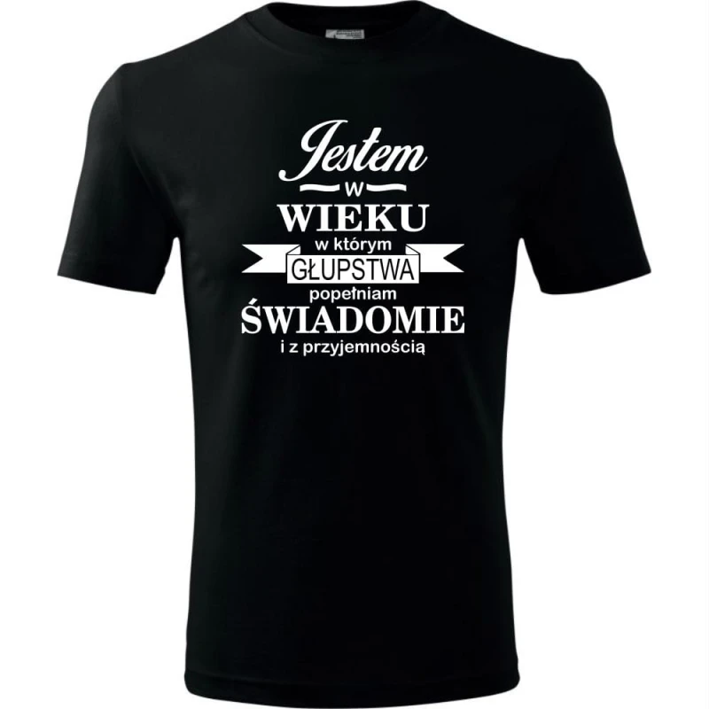 czarna męska koszulka - jestem w wieku, w którym głupstwa popełniam świadomie i z przyjemnością. Dostępne wszystkie rozmiary S, M, L, XL, XXL, XXXL, XXXXL. Zapraszamy do zakupu.