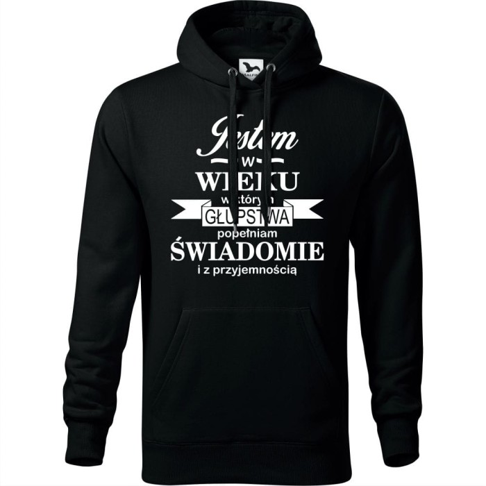 Czarna męska bluza z kapturem - jestem w wieku, w którym głupstwa popełniam świadomie i z przyjemnością .Dostępne wszystkie rozmiary S, M, L, XL, XXL, XXXL, XXXXL. Zapraszamy do zakupu.