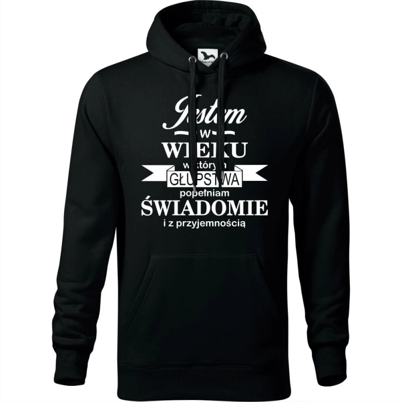 Czarna męska bluza z kapturem - jestem w wieku, w którym głupstwa popełniam świadomie i z przyjemnością .Dostępne wszystkie rozmiary S, M, L, XL, XXL, XXXL, XXXXL. Zapraszamy do zakupu.