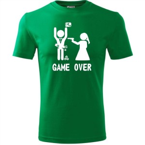 Zielona Męska koszulka - Game over 07 - wieczór kawalerski prezent pan młody pistolet .Dostępne wszystkie rozmiary S, M, L, XL, XXL, XXXL, XXXXL. Zapraszamy do zakupu.