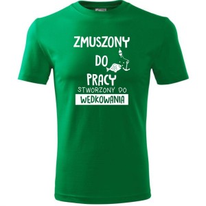 Zielona Męska koszulka dla Wędkarza - Zmuszony do pracy, stworzony do wędkowania - t-shirt. Dostępne wszystkie rozmiary S, M, L, XL, XXL, XXXL, XXXXL. Zapraszamy do zakupu.