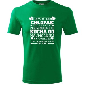 Zielona męska koszulka - ten przystojny chłopak jest już zajęty przez kogoś, kto kocha go najmocniej na świecie i tak, ta koszulka jest od niej. Dostępne wszystkie rozmiary S, M, L, XL, XXL, XXXL, XXXXL. Zapraszamy do zakupu.