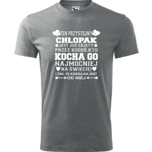 Szara męska koszulka - ten przystojny chłopak jest już zajęty przez kogoś, kto kocha go najmocniej na świecie i tak, ta koszulka jest od niej. Dostępne wszystkie rozmiary S, M, L, XL, XXL, XXXL, XXXXL. Zapraszamy do zakupu.