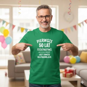 męska koszulka - pierwsze 50 lat dzieciństwa jest zawsze najtrudniejsze . Dostępne wszystkie rozmiary S, M, L, XL, XXL, XXXL, XXXXL. Zapraszamy do zakupu.