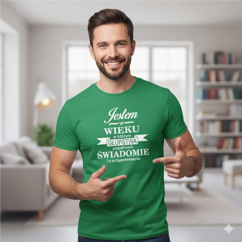 męska koszulka - jestem w wieku, w którym głupstwa popełniam świadomie i z przyjemnością. Dostępne wszystkie rozmiary S, M, L, XL, XXL, XXXL, XXXXL. Zapraszamy do zakupu.