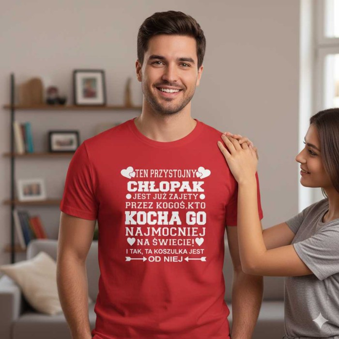 męska koszulka - ten przystojny chłopak jest już zajęty przez kogoś, kto kocha go najmocniej na świecie i tak, ta koszulka jest od niej. Dostępne wszystkie rozmiary S, M, L, XL, XXL, XXXL, XXXXL. Zapraszamy do zakupu.