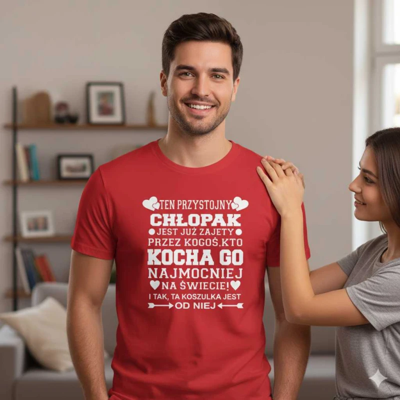 męska koszulka - ten przystojny chłopak jest już zajęty przez kogoś, kto kocha go najmocniej na świecie i tak, ta koszulka jest od niej. Dostępne wszystkie rozmiary S, M, L, XL, XXL, XXXL, XXXXL. Zapraszamy do zakupu.