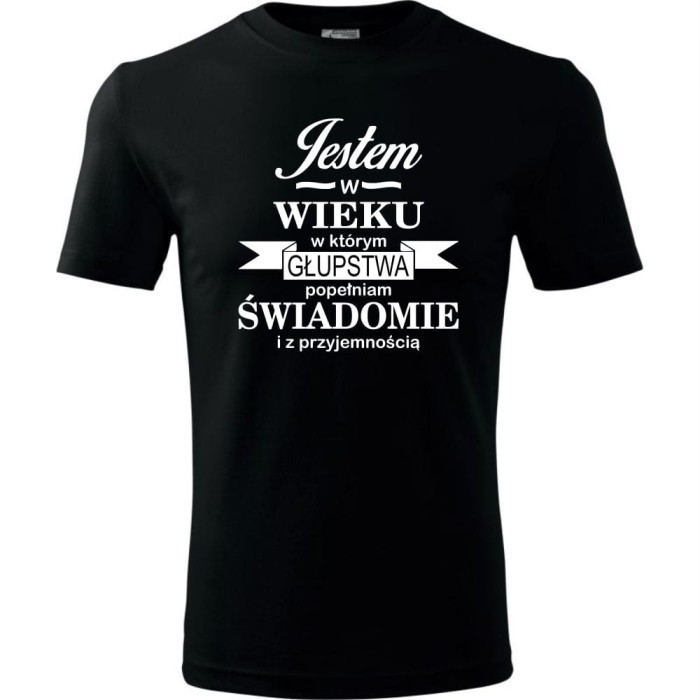 czarna męska koszulka - jestem w wieku, w którym głupstwa popełniam świadomie i z przyjemnością. Dostępne wszystkie rozmiary S, M, L, XL, XXL, XXXL, XXXXL. Zapraszamy do zakupu.